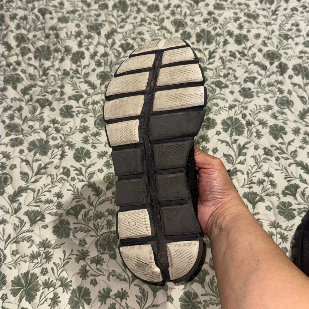 On Running Black Sneakers - Picture 2 of 4